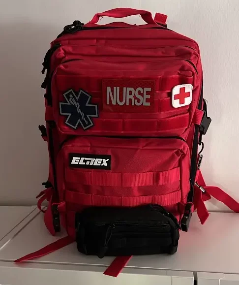 Profesional sanitario de Nurse Solution en set de filmaci贸n brindando asistencia