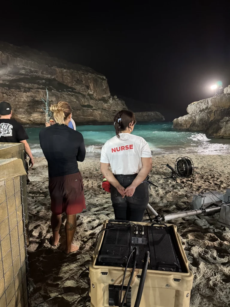 enfermeros supervisando las escenas